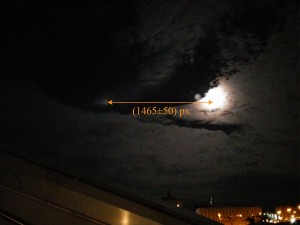 Der Abstand zwischen Lichtphänomen und Mond in Pixeln