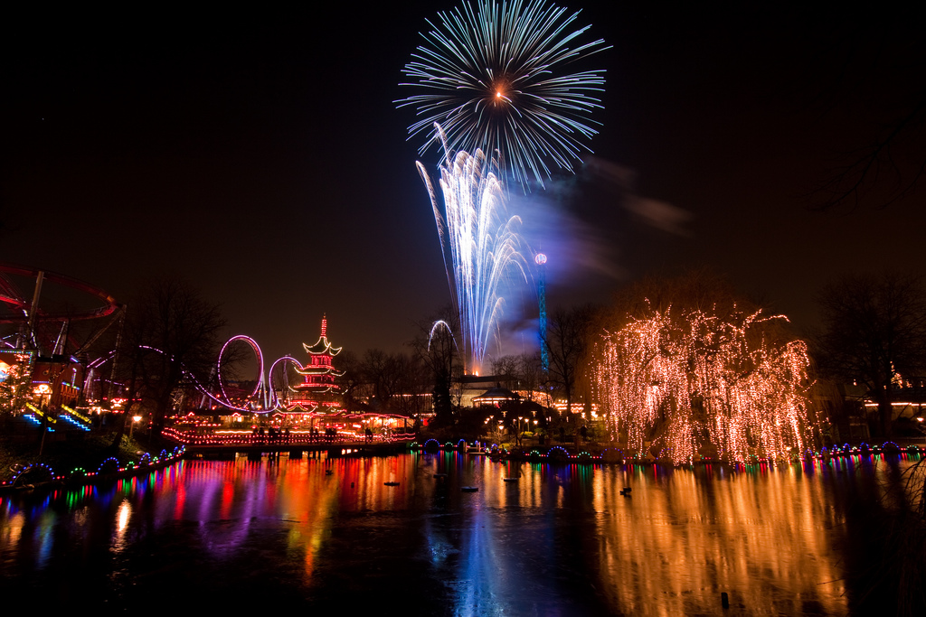 Copenhagen NYE "CopenhagenNYE" by Stig Nygaard from Copenhagen, Denmark - Tivoli Garden fireworks. Licensed under CC BY 2.0 via Commons - Quelle