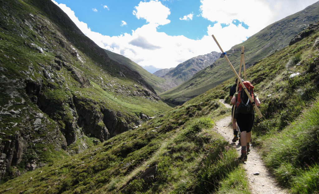 Voll bepackt auf dem Weg zum Gletscher