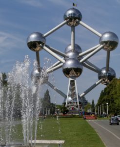 Das Atomium in Brüssel ist eigentlich eine kubisch raumzentrierte Elementarzelle