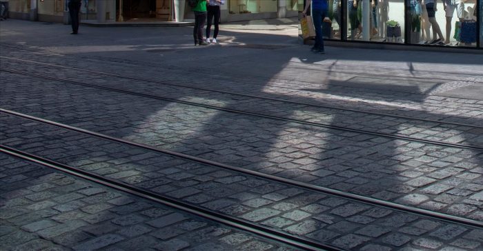  Die städtische Bauweise erschwert die direkte Versickerung von Regenwasser im Boden. 